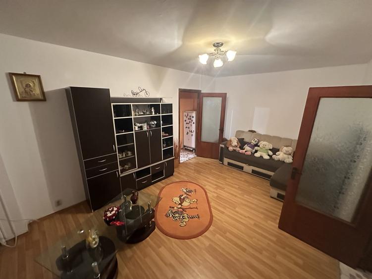 Apartament cu 4 camere semidecomandat, mobilat în Berceni