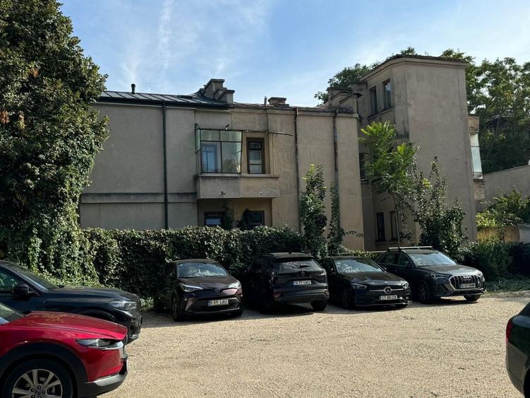 Duplex cu 7 camere cu Canalizare în Dorobanți