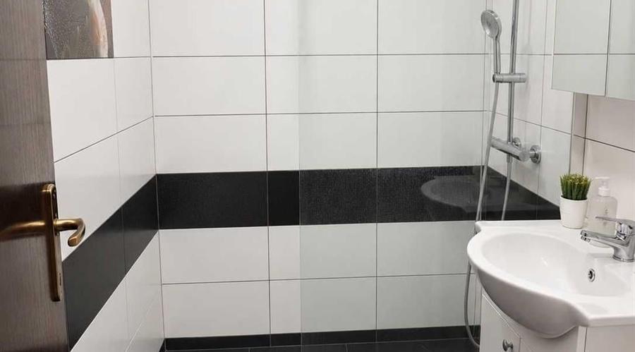Apartament cu 5 camere decomandat în Titan