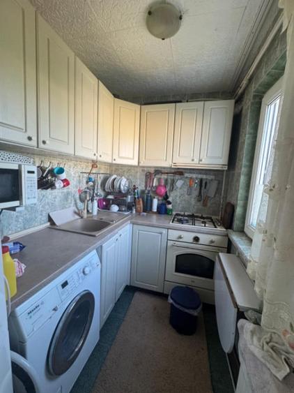 Apartament cu 4 camere semidecomandat în Craiovița Nouă