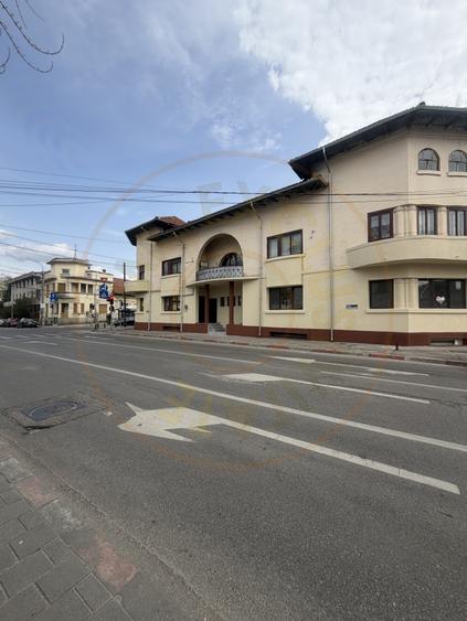 Casă individuală cu 5 camere cu Canalizare în Central