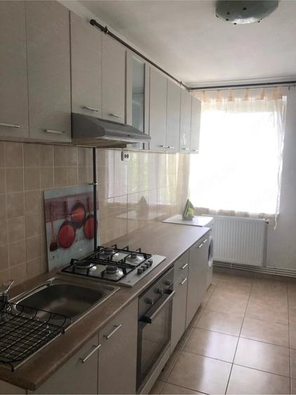 Apartament cu 4 camere semidecomandat, mobilat în Tomis Nord
