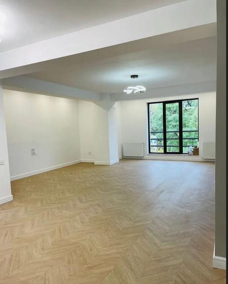 Apartament cu 4 camere semidecomandat în Casin
