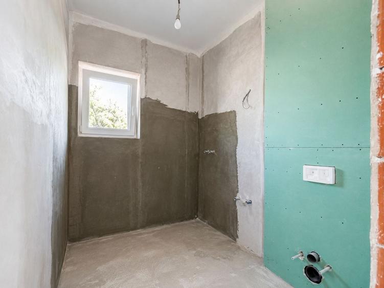 Casă individuală cu 4 camere cu Canalizare în Aradului