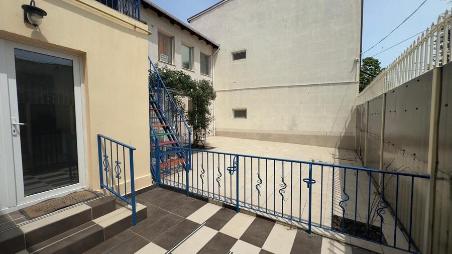 Casă cu 7 camere cu Teren 150 Mp în Tomis II