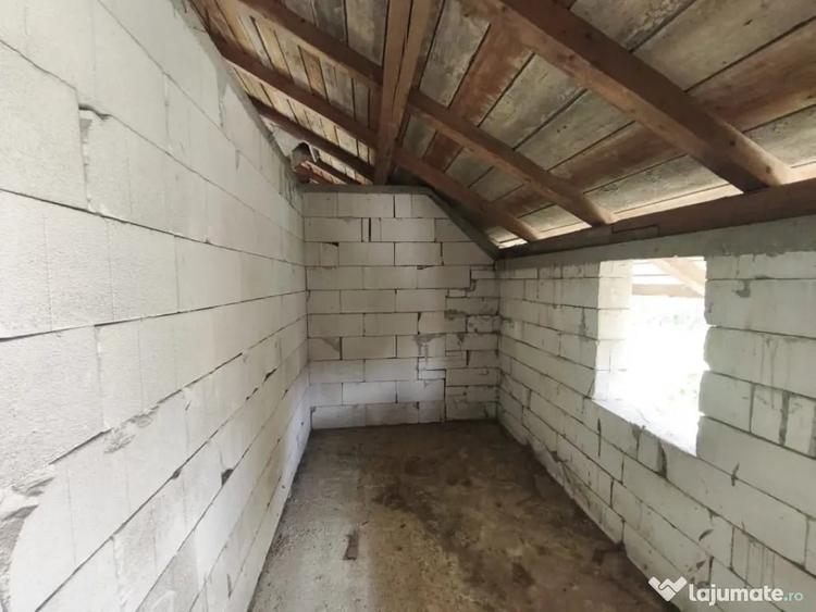 Casă cu 2 camere cu Teren 4400 Mp în Central