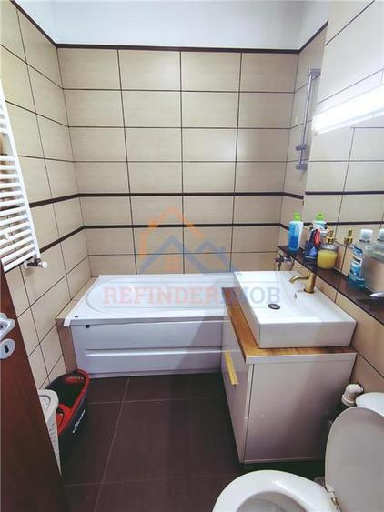 Apartament cu 3 camere semidecomandat în Central