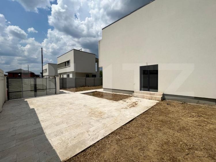 Casă individuală cu 3 camere cu Canalizare în Est