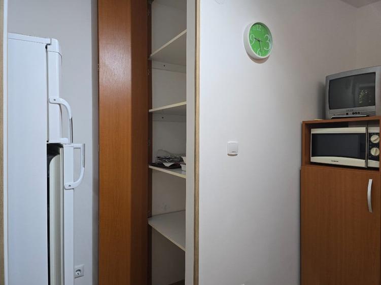 Apartament cu 3 camere semidecomandat în 1 Mai