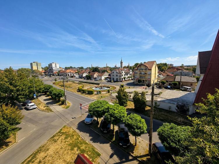 Apartament cu 3 camere decomandat, mobilat în Micro 14