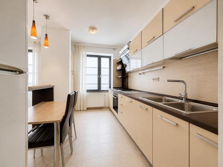 Apartament cu 3 camere semidecomandat în Dorobanți