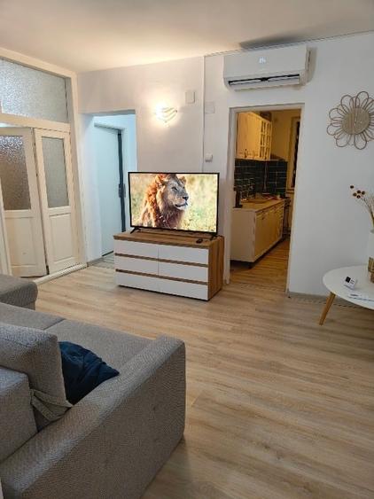 Apartament cu 3 camere semidecomandat, mobilat în Faleza Nord
