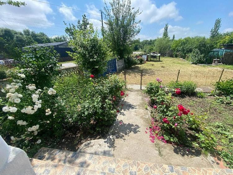 Casă cu 6 camere cu Teren 1300 Mp în Spătărei