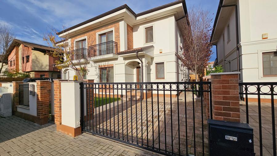 Casă cu 5 camere cu Canalizare în Aradului