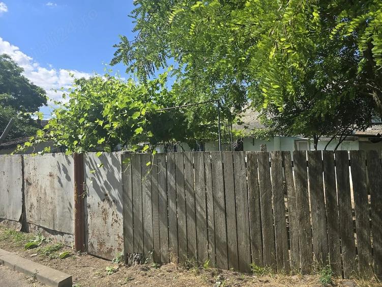 Casă cu 5 camere cu Teren 3900 Mp în Dăeni