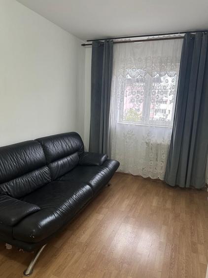 Apartament cu 3 camere semidecomandat în Dacia