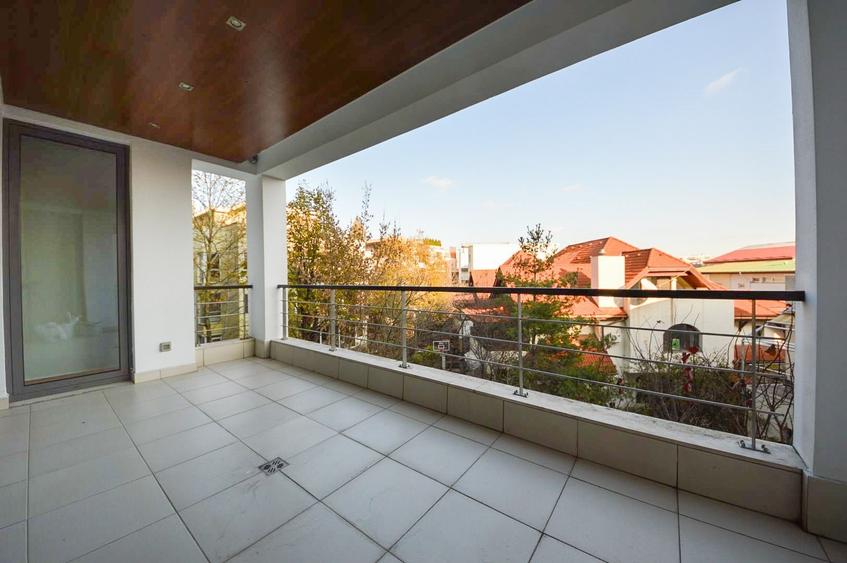 Apartament cu 3 camere semidecomandat, mobilat în Șoseaua Nordului