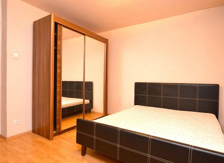 Apartament cu 2 camere semidecomandat, mobilat în Decebal