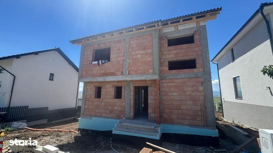 Casă cu 4 camere cu Teren 400 Mp în Șura Mare