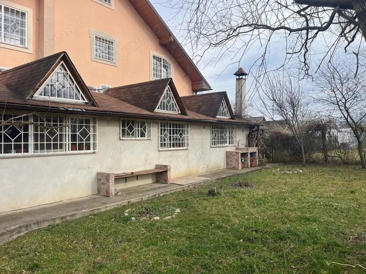 Casă cu 7 camere cu Canalizare în Dumbrava