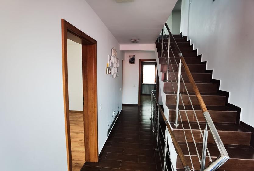 Casă individuală cu 10 camere cu Canalizare în Central