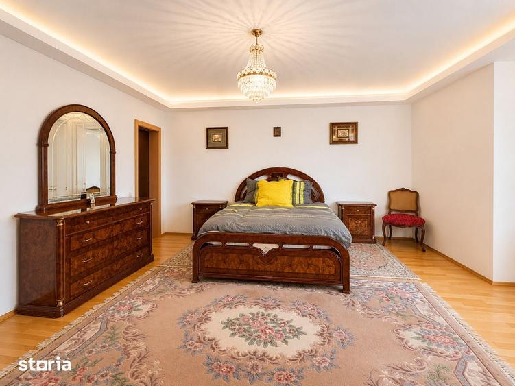 Casă cu 8 camere cu Teren 750 Mp în Central