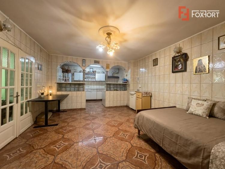 Casă individuală cu 8 camere cu Canalizare în Aradul Nou