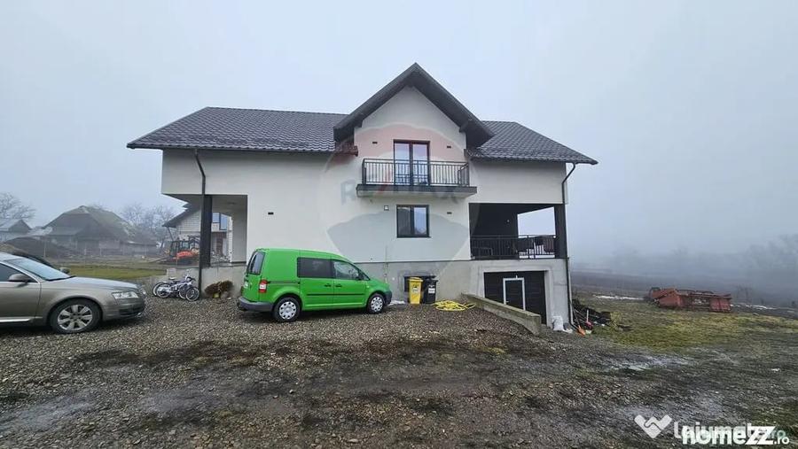 Casă cu 5 camere cu Teren 2500 Mp în Moara