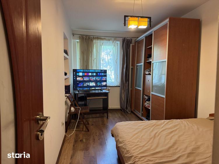 Apartament cu 3 camere semidecomandat în Central