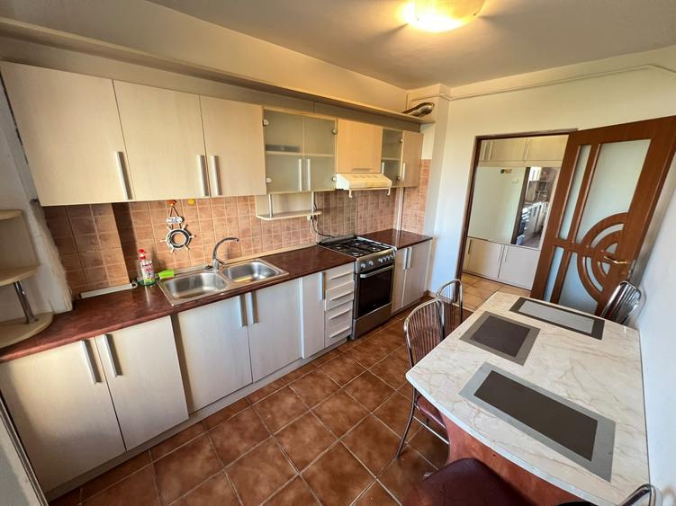 Apartament cu 3 camere decomandat, mobilat în Arcu