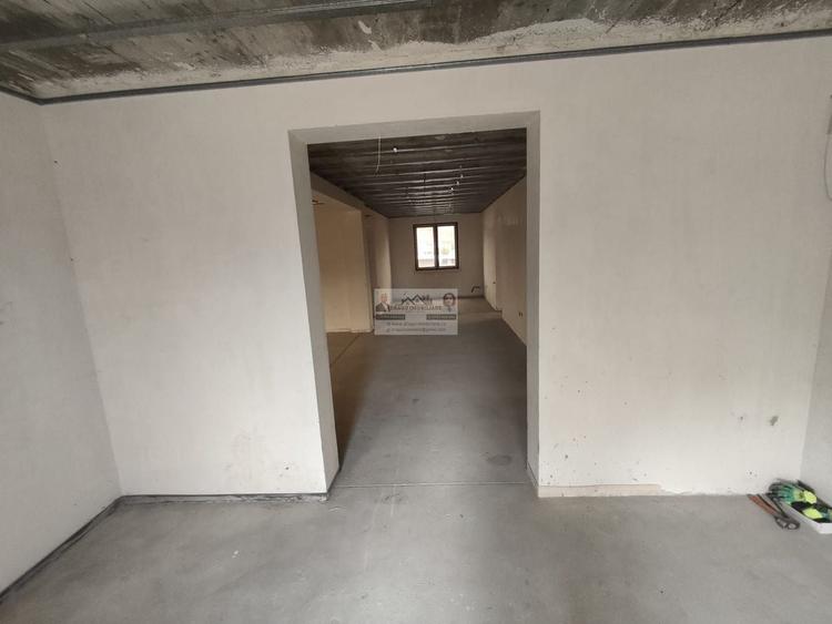 Casă individuală cu 8 camere cu Canalizare în Vest