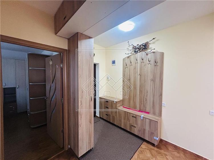 Apartament cu 3 camere decomandat în Turnișor