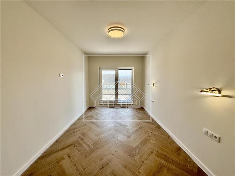 Penthouse cu 3 camere semidecomandat în Exterior Vest