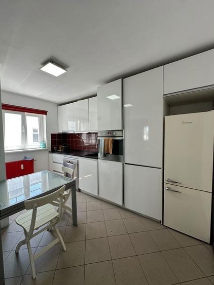 Apartament cu 3 camere decomandat în Tineretului