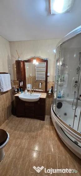 Casă cu 5 camere cu Teren 860 Mp în Central