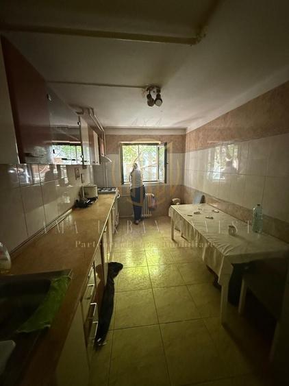 Apartament cu 4 camere decomandat, mobilat în Teiul Doamnei