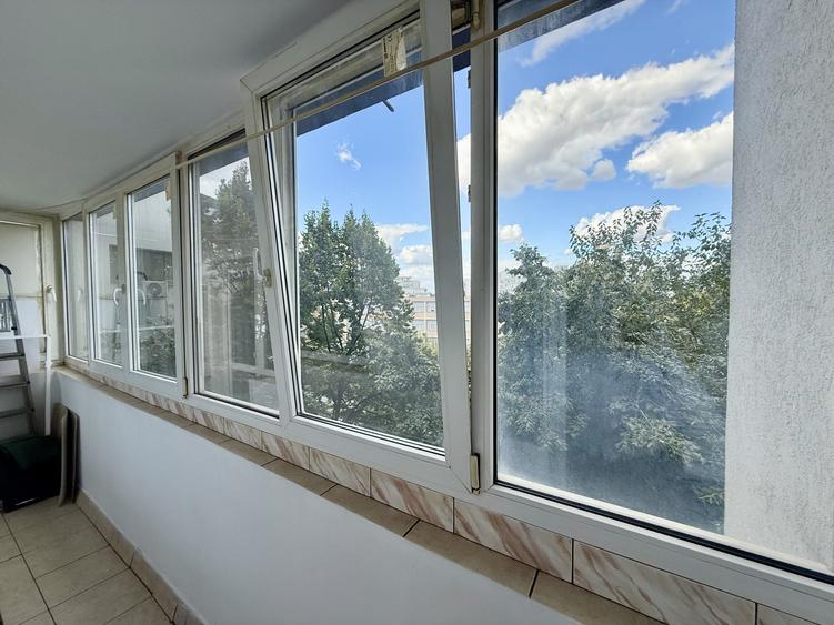 Apartament cu 3 camere decomandat, mobilat în P-ța Victoriei