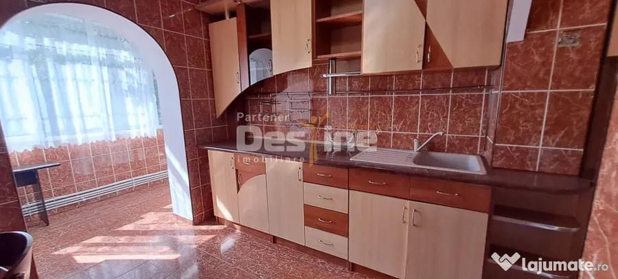 Apartament cu 3 camere decomandat în Nicolina