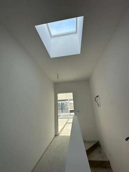 Duplex cu 5 camere cu Canalizare în Nord