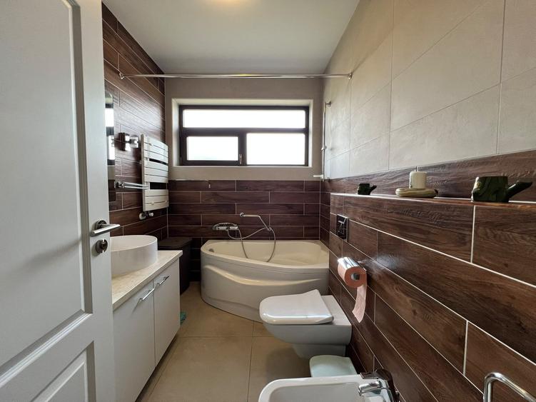 Casă individuală cu 4 camere cu Piscina în Chitila