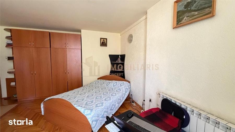 Casă cu 7 camere cu Teren 1800 Mp în Central