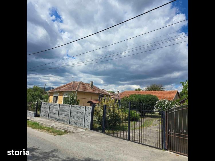 Casă cu 6 camere cu Teren 2730 Mp în Central