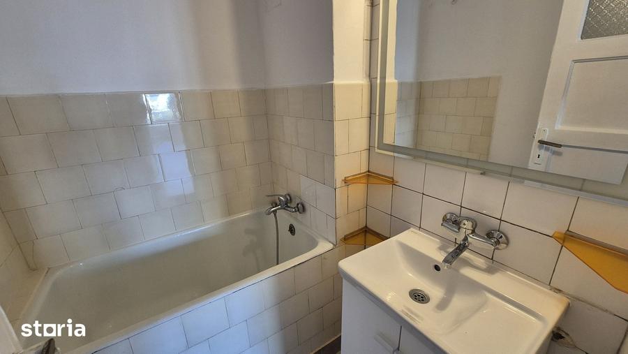 Apartament cu 3 camere decomandat în Romană