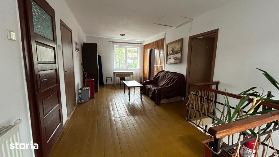 Casă cu 9 camere cu Teren 350 Mp în Sânmartin