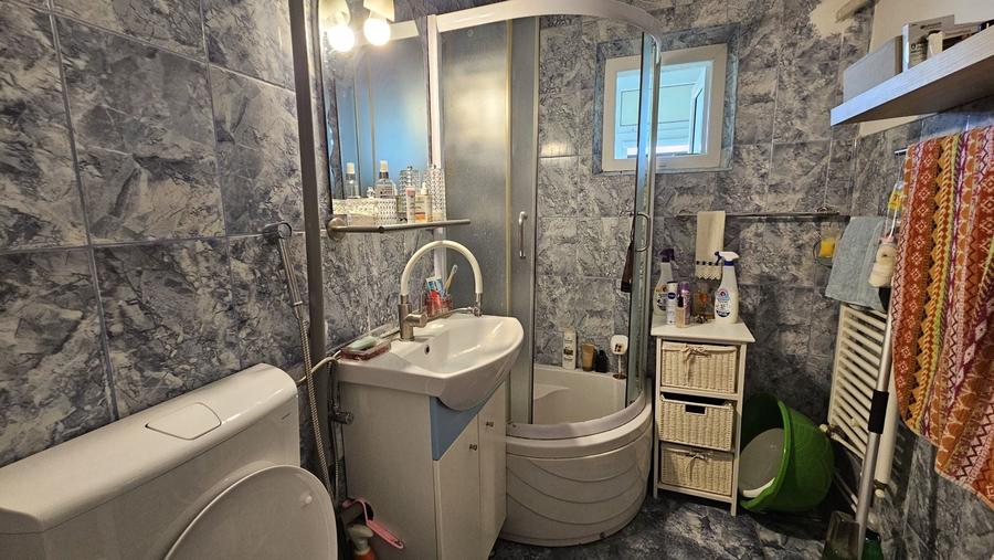 Apartament cu 3 camere decomandat în Tractorul