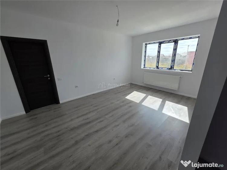 Apartament cu 3 camere semidecomandat în 1 Decembrie