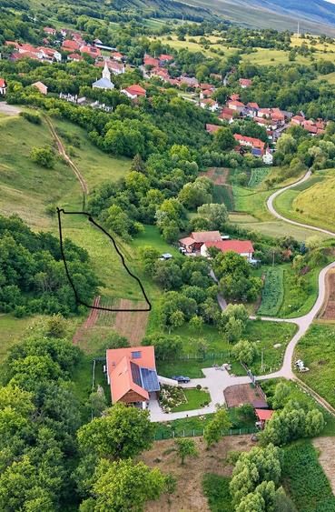 Teren de 3200 mp, în Inucu