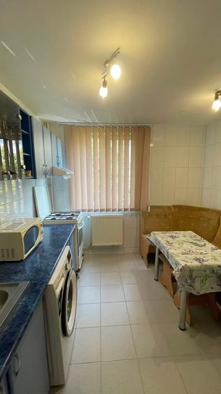 Apartament cu 3 camere decomandat în Drumul Taberei