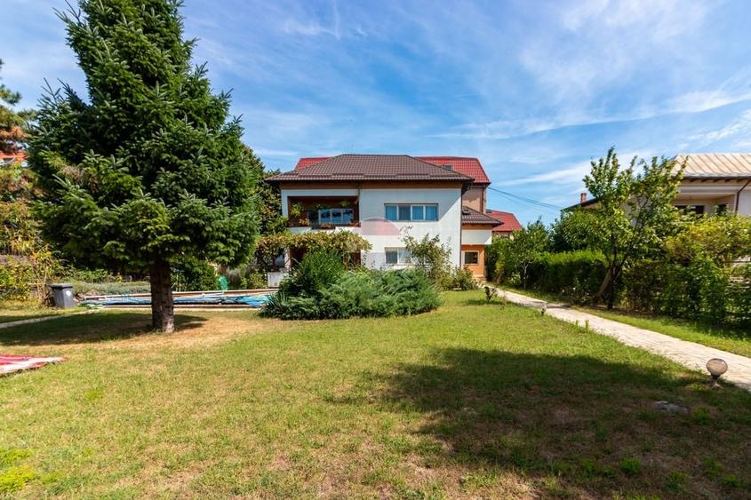 Casă individuală cu 6 camere cu Piscina în Roșu