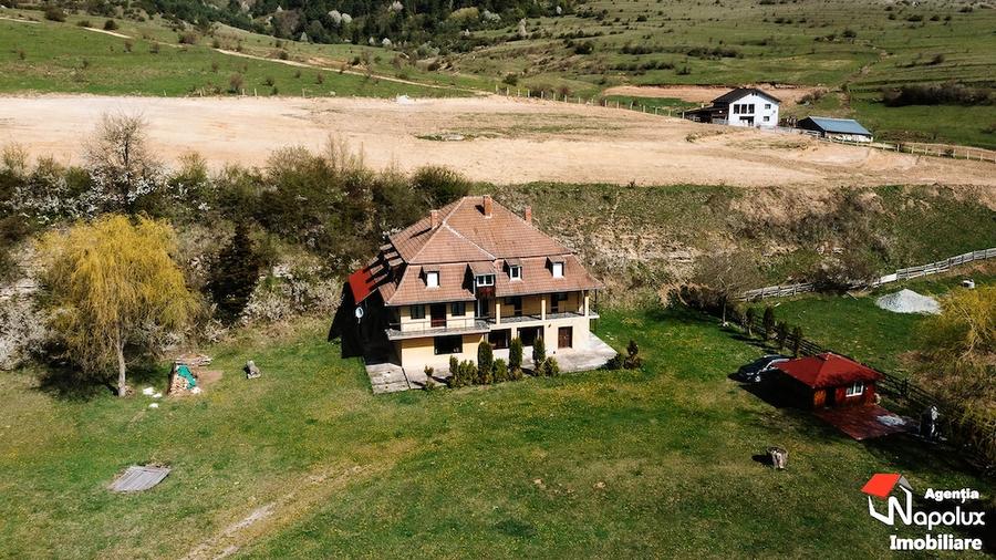 Casă cu 9 camere cu Teren 822 Mp în Mărgău